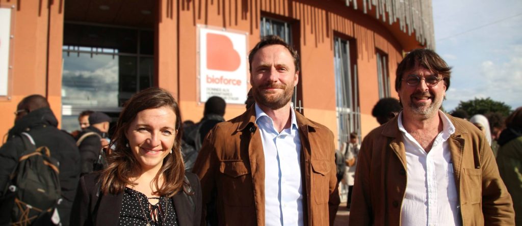 Rentrée humanitaire 2024 : photo de promo des élèves Bioforce. Au centre Olivier Vandecasteele, invité d'honneur avec Bertrand Quinet, directeur de Bioforce Europe et Dorothée Lintner, Directrice Générale de Bioforce